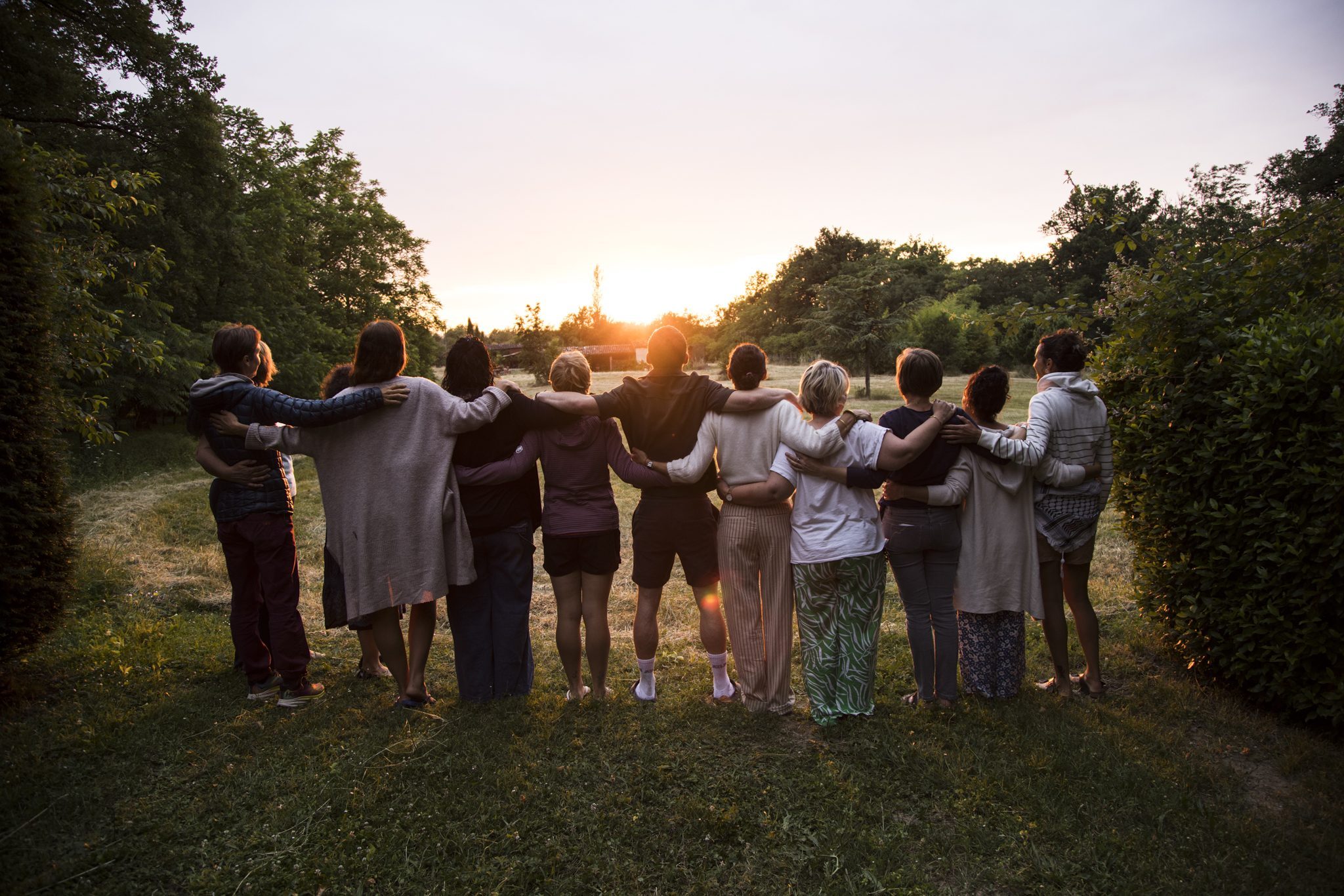 Un groupe de personnes réunies autour de Quiterie, au coucher du soleil, symbole du collectif Boulimiracle